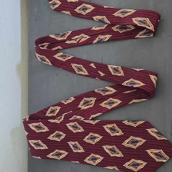 Brooks Brothers Burgundy Tie with Gold Design - Picture 2 of 4